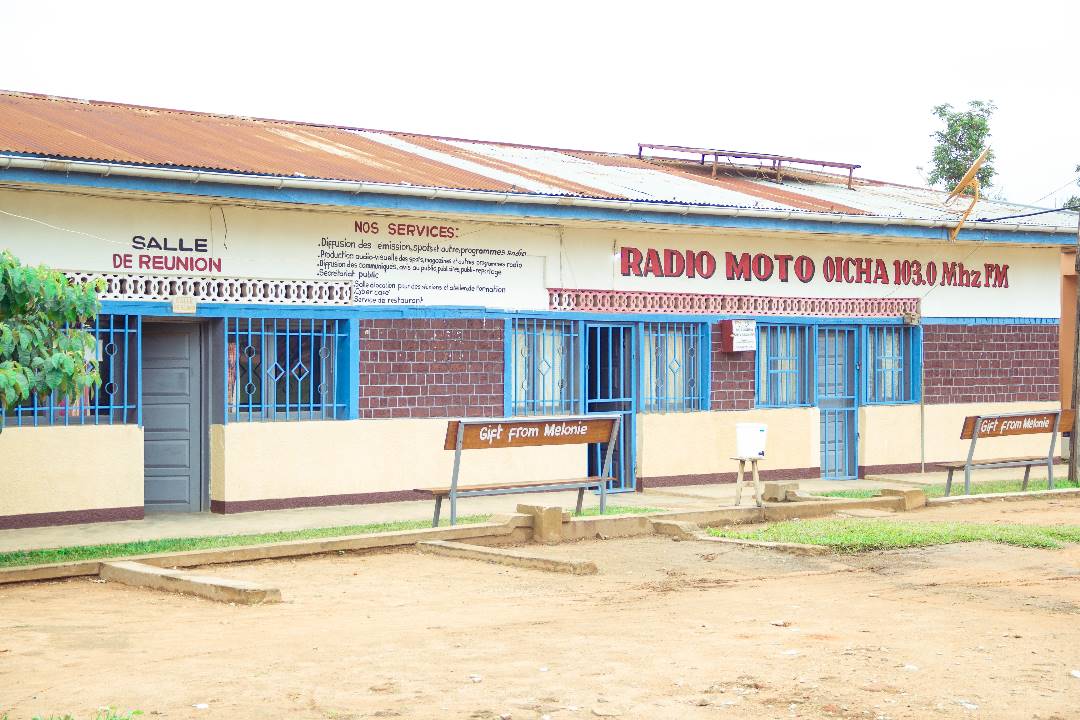 une vue extérieure du bâtiment abritant la Radio Moto Oicha
