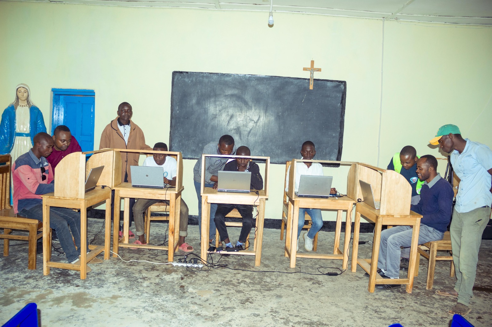 Réseau Internet : la commune de Lubero bénéficie d’un cybercafé gratuit grâce à l’appui de madame Melonie, une journaliste américaine