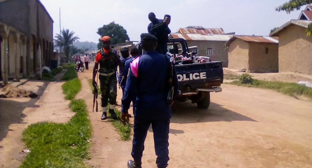 Beni : une vingtaine de personnes interpellées et des armes, ainsi que d’autres effets militaires récupérés lors d’une opération de bouclage en pleine ville