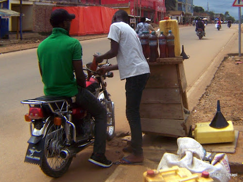 Un motard se ravitaille auprès d’un vendeur ambulant du carburant, communément appelé «Kadaffi», sur le boulevard Nyamwisi de Beni (Nord-Kivu). 13/11/2016. Ph. Radio Okapi/Freddy Lufulwabo