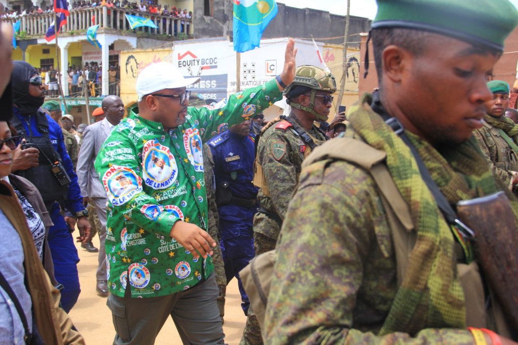 Aimé Boji saluant les habitants d'Oicha venus l'écouter. Ph. Sam KITHA/ Radio Moto Oicha.