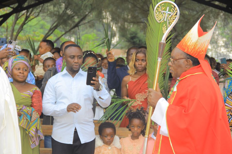 L'évêque de Butembo-Beni devant les Chrétiens. Ph. P. Akilimali 
