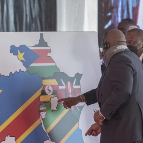 Presidents Uhuru Kenyatta (2nd R) and Democratic Republic of Congo (DRC) President Felix Tshisekedi (L) look at the new depiction of the East Africa Community on a map after they signed a treaty integrating the DRC into the East Africa trade block at State House in Nairobi on April 8, 2022. - The DRC was admitted at a ceremony witnessed Rwanda and Uganda Presidents, Paul Kagame and Yoweri Museveni into the regional East African Community (EAC), a bloc with a single market allowing free trade and movement of citizens, the group said. (Photo by Tony KARUMBA / AFP)
