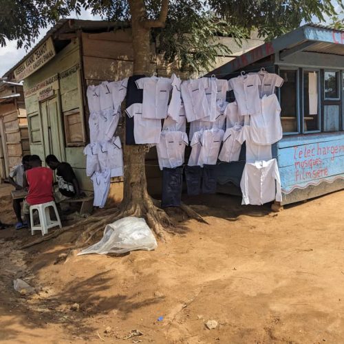 Rentrée scolaire 2023-2024 : plusieurs marchands sautent sur l’opportunité qu’offre la vente des fournitures scolaires à Oicha   