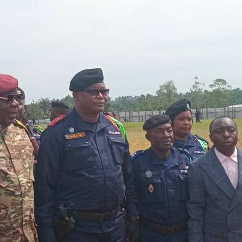 Beni : à Oïcha, le vice-gouverneur du Nord-Kivu lance la distribution d’une aide humanitaire en espèces aux déplacés