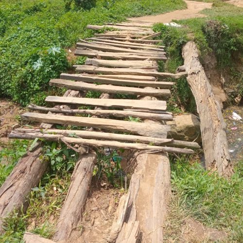 Beni : des ponts en délabrement mettent en danger la vie des élèves et écoliers à Oïcha, les autorités rassurent