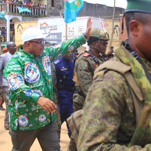 Aimé Boji saluant les habitants d'Oicha venus l'écouter. Ph. Sam KITHA/ Radio Moto Oicha.